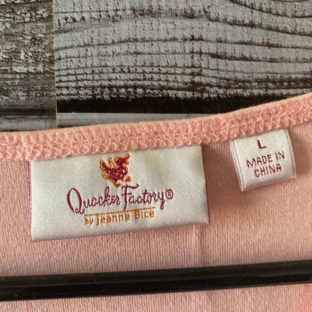 Quacker Factory Women's Top Size L Pink Embroidered Scalloped V-Neck NWT - Picture 6 of 7
